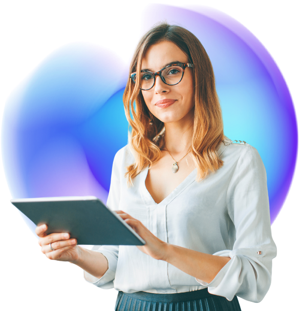 gestora escolar com tablet na mão